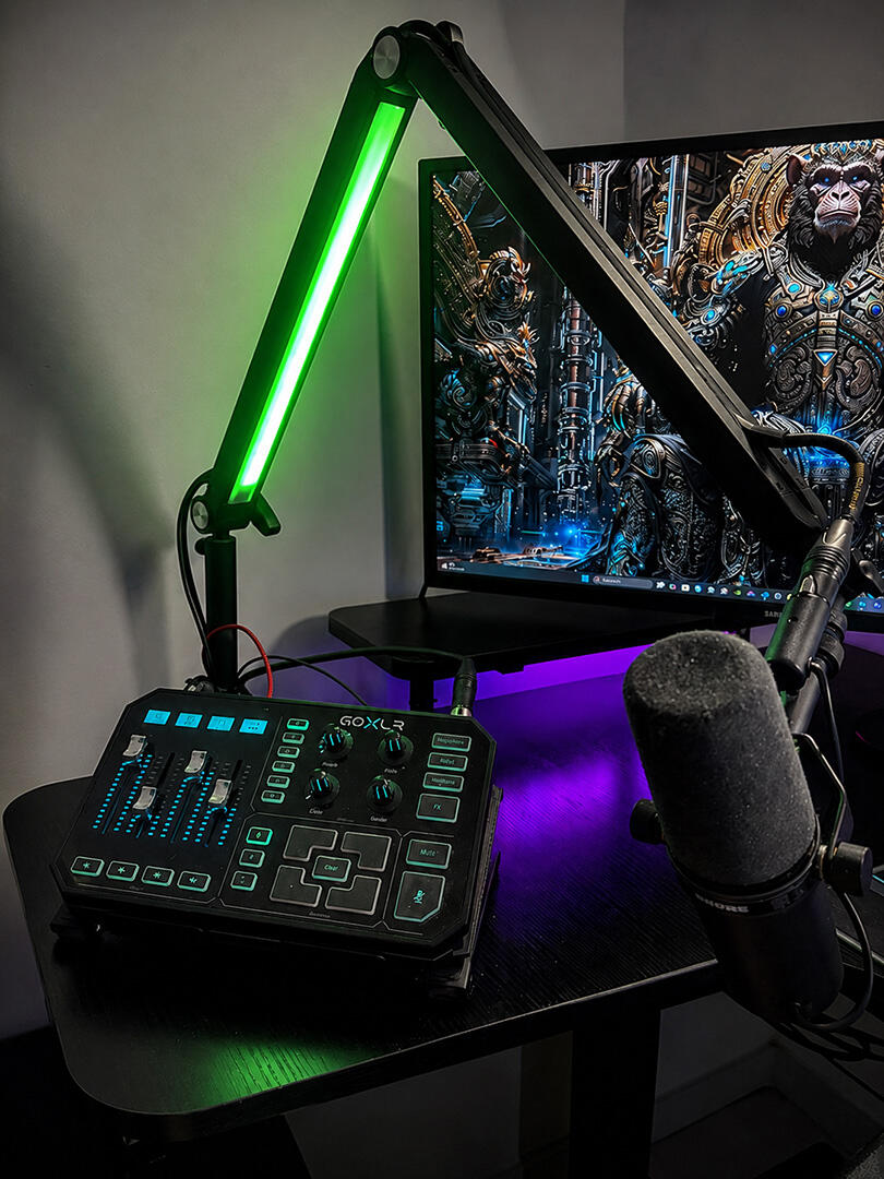 Microphone Shure SM7B sur bras articulé et interface de mixage GoXLR dans le setup audio de MisterWalky.