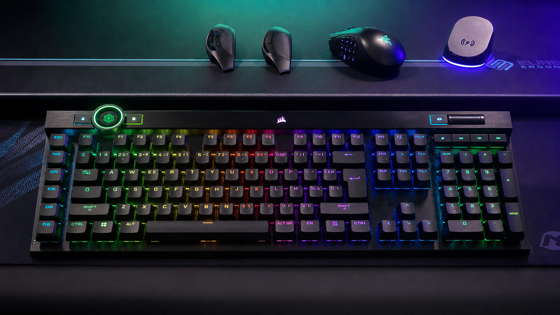 Clavier gaming Corsair K100 RGB, souris Razer Naga V2 Pro et dock de recharge sur le bureau de MisterWalky.